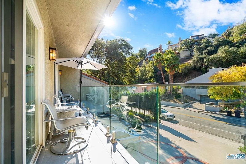 Building Photo - 1456 1/2 E Chevy Chase Dr