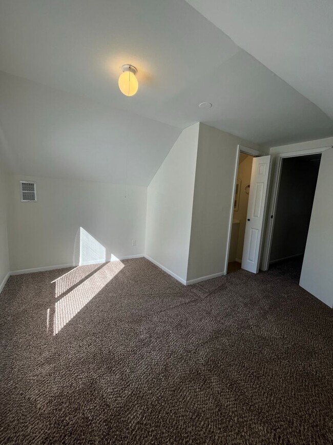 Building Photo - 3 Bedroom 1.5 Bathroom Home with Fenced in...
