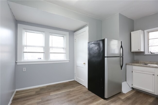 Building Photo - 506 Melville St