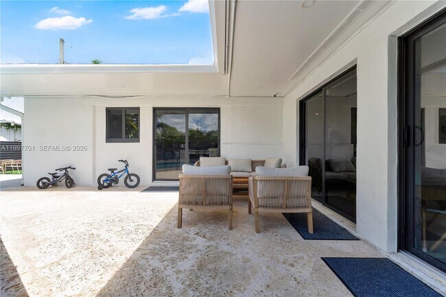 Building Photo - 1089 NE 110th St