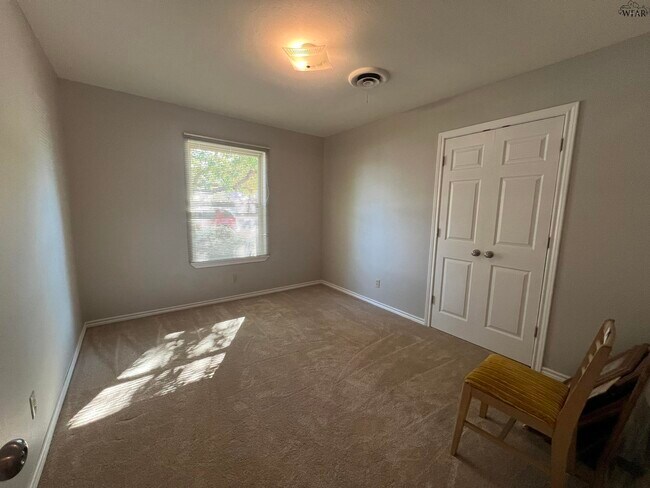 Building Photo - 704 W Rebecca Ave