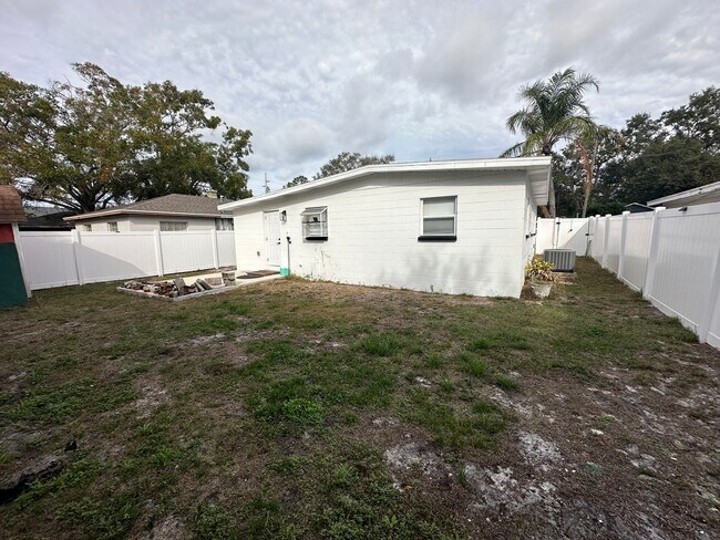 Building Photo - Beautifully renovated 3-bedroom, 2-bath home located in the heart of South Tampa