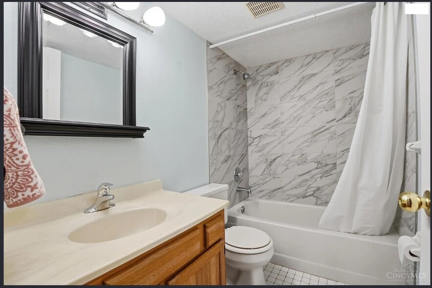 Building Photo - 3029 Stratford Ct