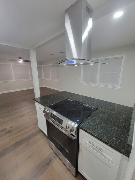 Building Photo - 611 Tanglewood St