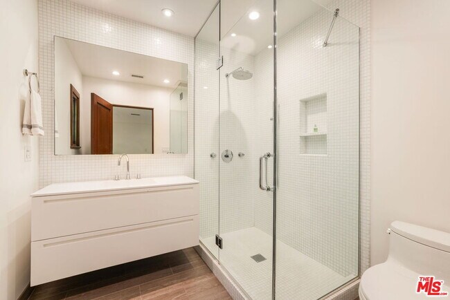 Building Photo - 604 Alta Dr