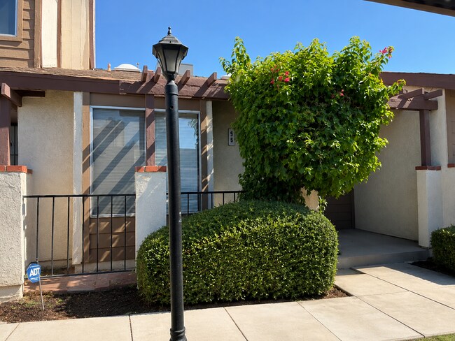 Building Photo - 1 Bedroom Condo with Fireplace, Private Patio, Pool Access & Washer/Dryer Included