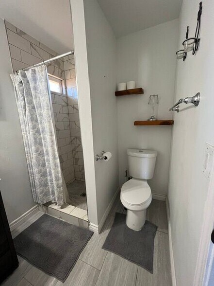 Building Photo - 813 Pinon Ln