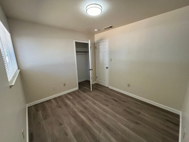 Building Photo - 304 Tennyson Dr