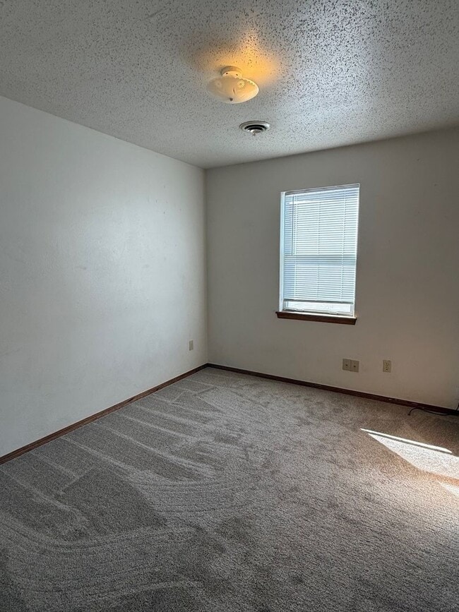 Building Photo - Convenient Location