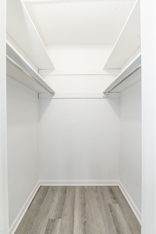 Building Photo - Beautifully renovated 2nd floor, 2 Bdr 1 bath unit in Maryville, TN - Available Early 2026!!