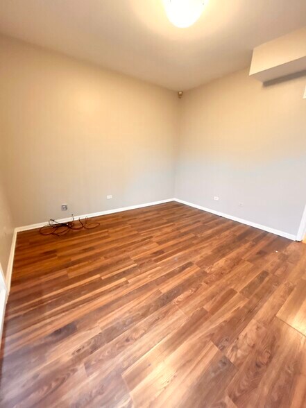 Building Photo - 842 N Wood St