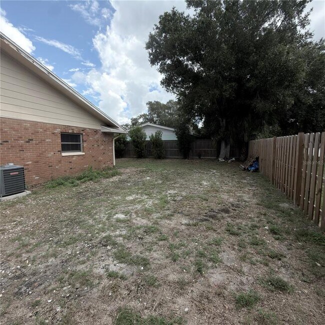 Building Photo - 1405 N Saturn Ave
