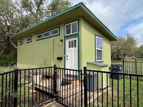 Building Photo - 1002 Spanish Oak Trail