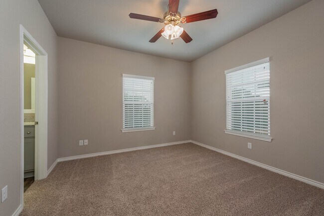 Building Photo - Spacious 5 Bed, 5.5 Bath with Beautiful Fe...