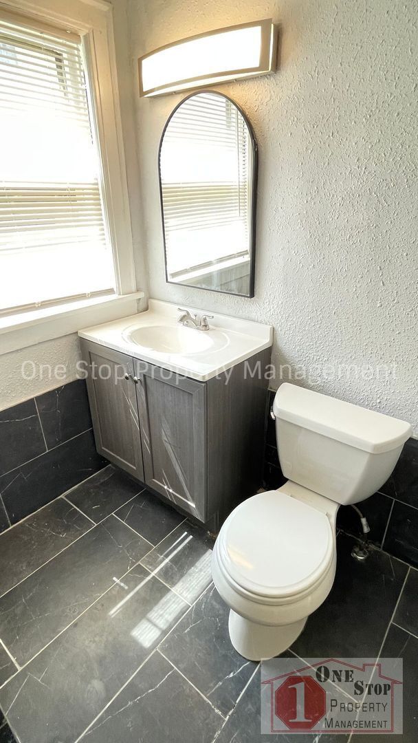 Building Photo - Beautiful 3 Bedroom 1.5 Bathroom in Kansas...