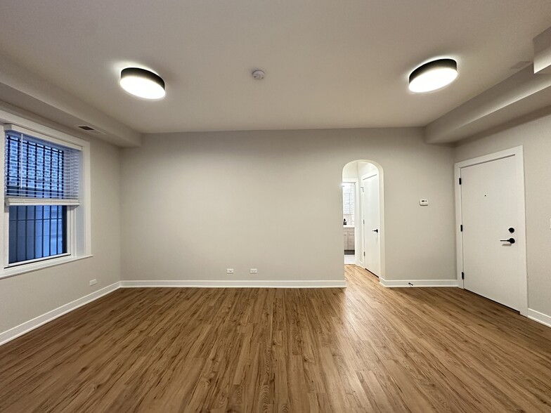 Building Photo - 643 W Wrightwood Ave