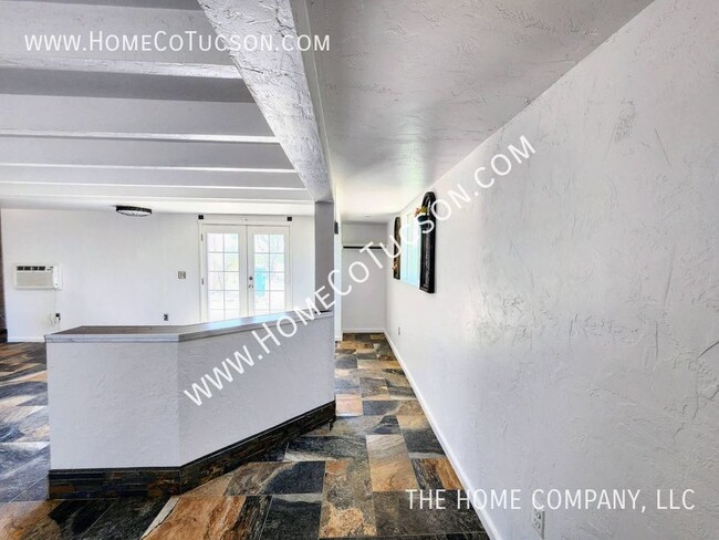 Building Photo - 7424 N La Cañada Dr