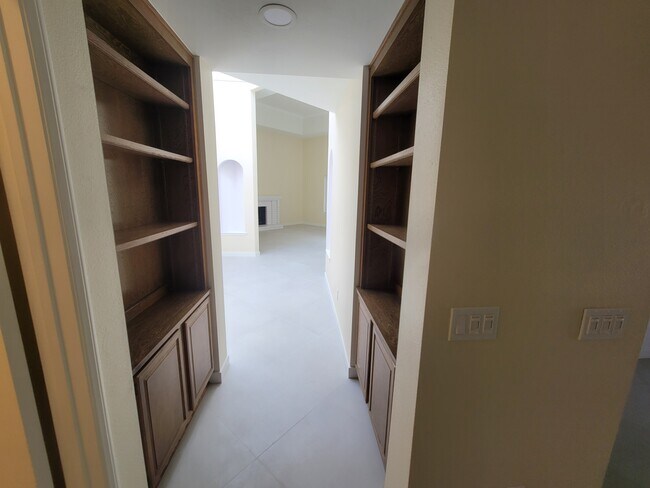 Building Photo - 462 Avenida Adobe