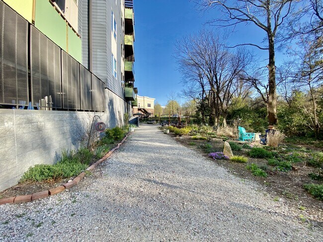 Building Photo - 610 Trent Dr