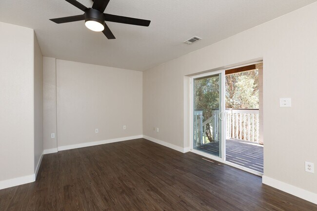 Building Photo - Beautiful House on Manhasset! Great Views! (Lease out, pending signatures. Check back in a few da...