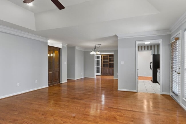 Building Photo - 2013 Fox Ridge Rd