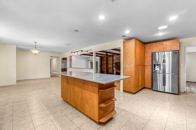 Building Photo - 5170 E Huntington Ave