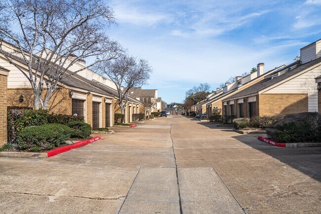 Building Photo - 2277 S Kirkwood Rd