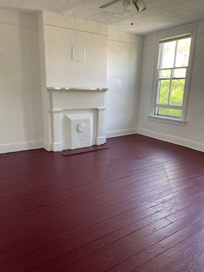 Building Photo - Spacious 4 bdrm/2 bath Home Located in Richmond's Fan District w/Balcony!!  Walking Distance to V...