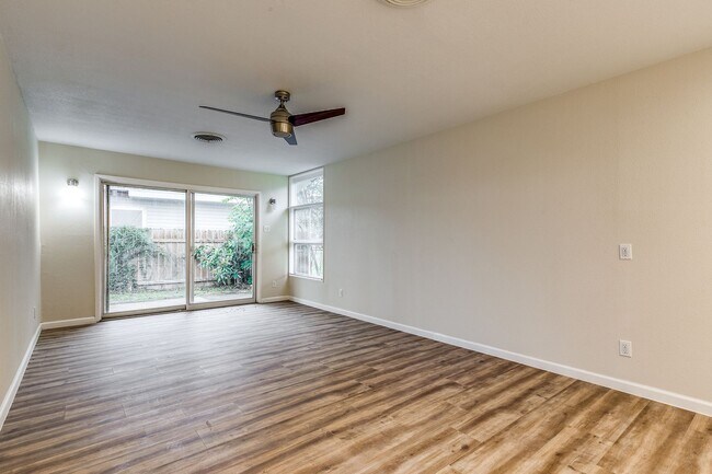Building Photo - 511 E Hathaway Dr