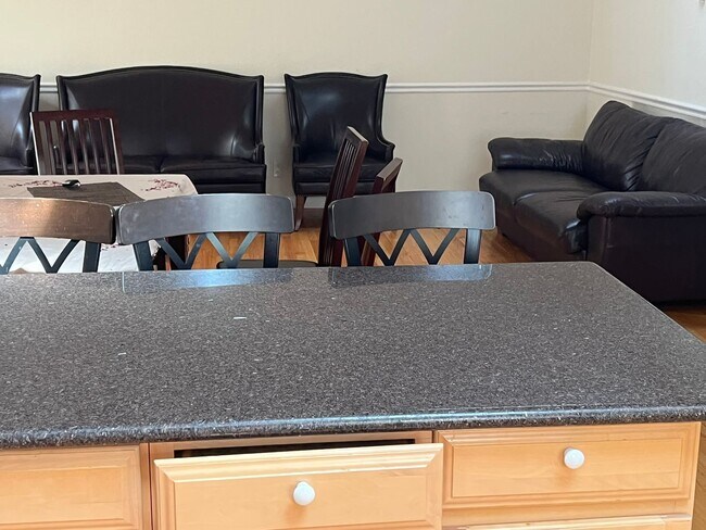 Building Photo - FURNISHED SHORT TERM 6 MONTH MINIMUM STAY