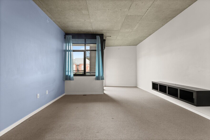 Building Photo - 1830 NW Riverscape St