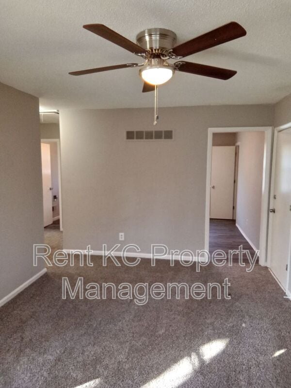 Building Photo - 5703 NE 51st St