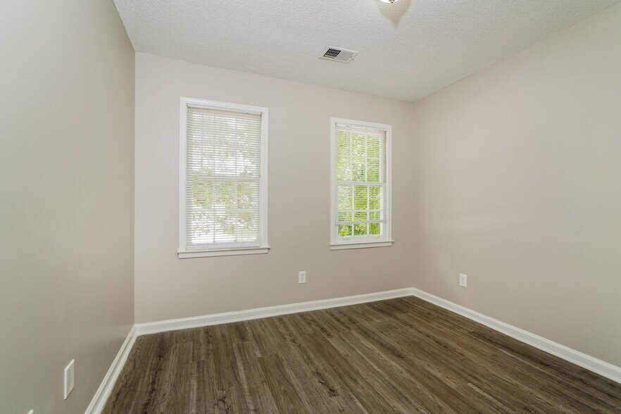 Building Photo - 3133 Glen Hollow Dr