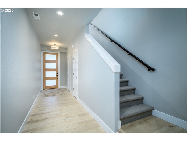 Building Photo - Beautiful Pet Friendly 3 Bedroom, 2.5 Bath House in Newberg