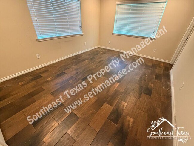 Building Photo - 6033 Reba Dr