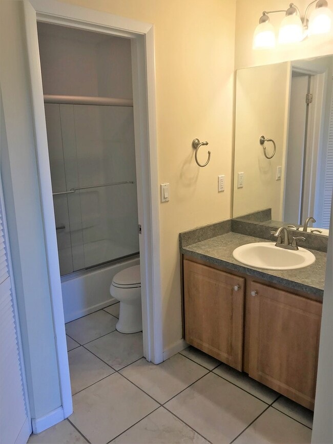 Building Photo - 2 Bedroom / 2 Bathroom Upstairs Condo with Large Screened Covered Porch