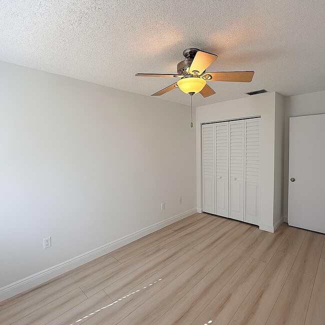Building Photo - 4055 NW Cinnamon Tree Cir