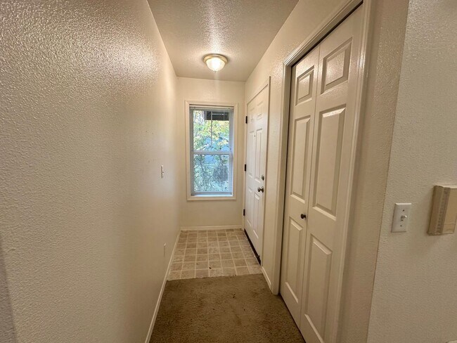 Building Photo - 2 Bedroom Hillsdale Commons Apartment!