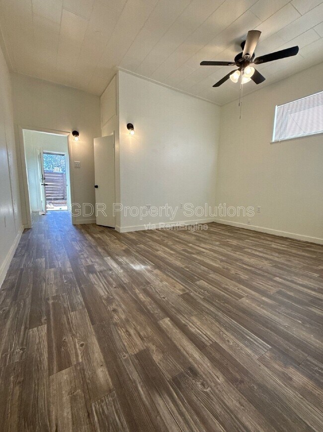 Building Photo - 3209-525  Burton Ave Se