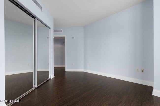 Building Photo - 241 Riverside Dr