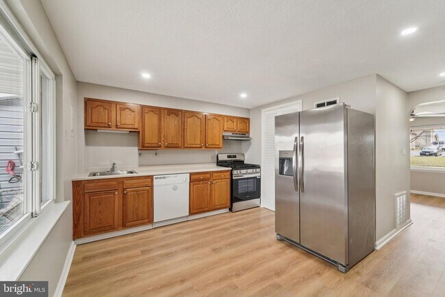 Building Photo - 7926 Bank St