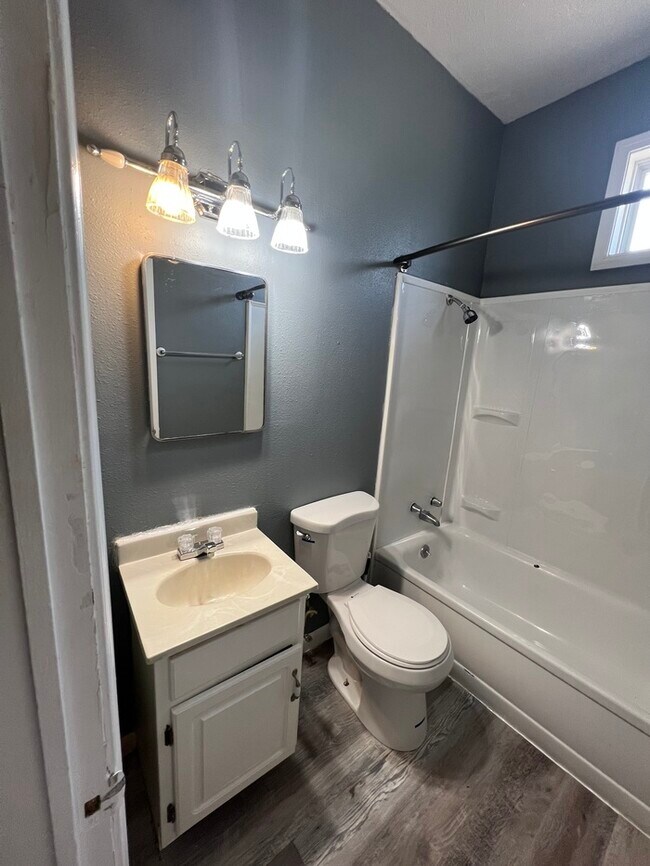 Building Photo - Charming 2 bed 1 bath!