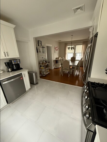 Kitchen - 100 Lincoln St