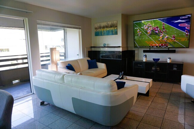 Building Photo - Furnished 2 bedroom Condo with view of Lake Union