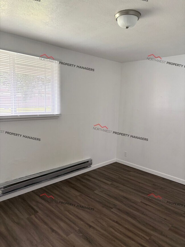 Building Photo - R72B