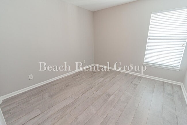 Building Photo - 4850 Meadowsweet Dr