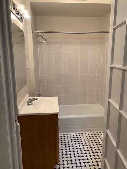 Building Photo - 332 S 43rd St