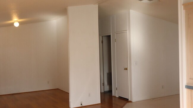 Building Photo - NICE MANUFACTURED HOME!