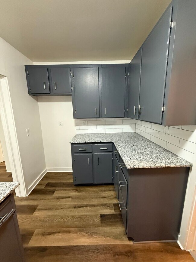 Building Photo - HOUSE:  3 Bed, 1 bath, Large Yard, Newly R...