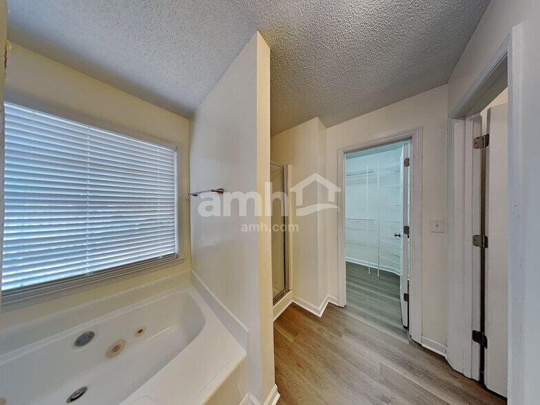 Building Photo - 3255 Dogwood Dr